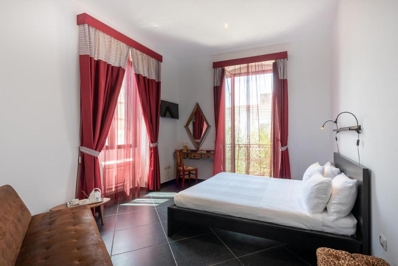 Maria Vittoria Charming Rooms And Apartments Brindisi Exterior photo