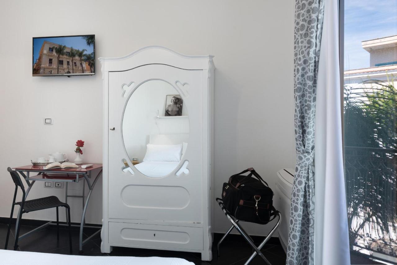 Maria Vittoria Charming Rooms And Apartments Brindisi Exterior photo