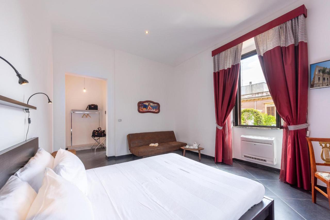 Maria Vittoria Charming Rooms And Apartments Brindisi Exterior photo